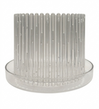 Macetero Orchitop transparente para orquídeas tamaño M, vista frontal con ranuras verticales de ventilación y plato base