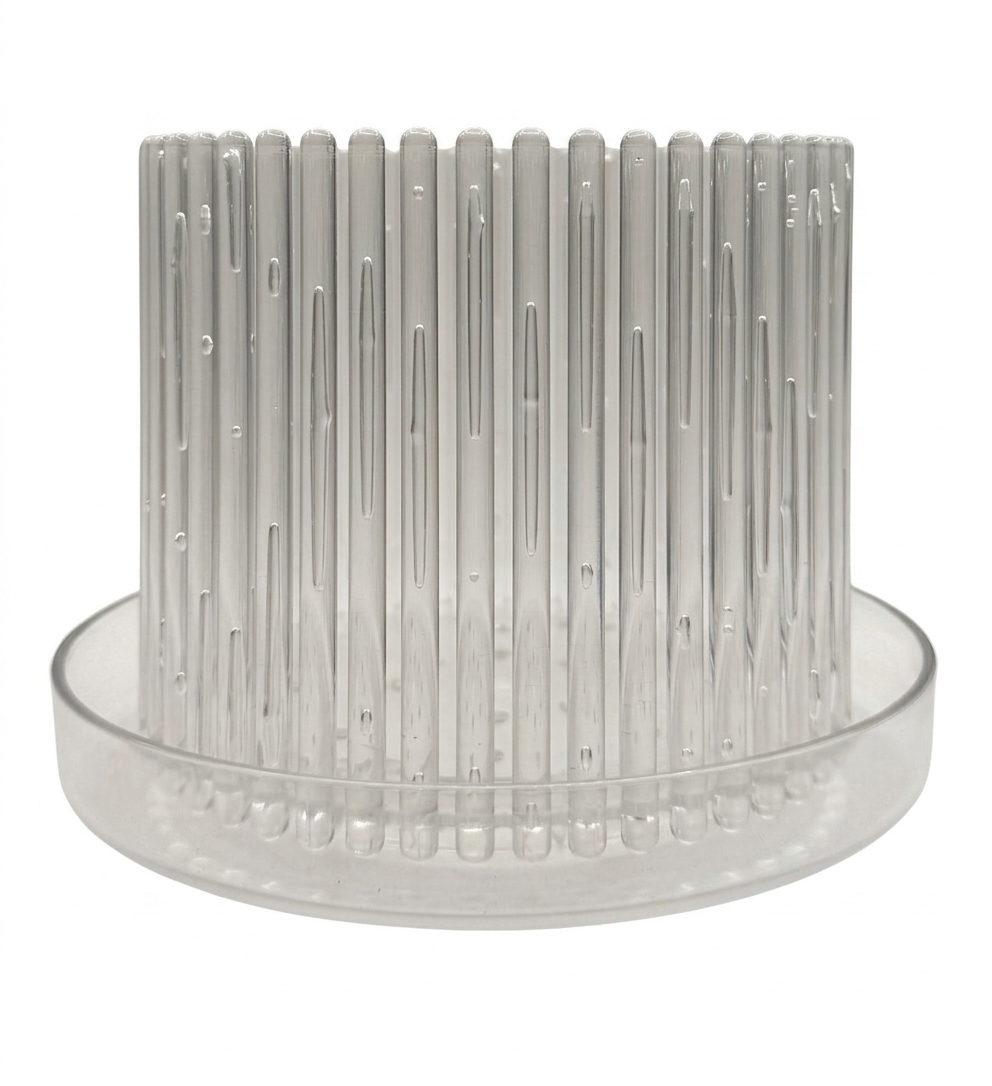 Macetero Orchitop transparente para orquídeas tamaño M, vista frontal con ranuras verticales de ventilación y plato base